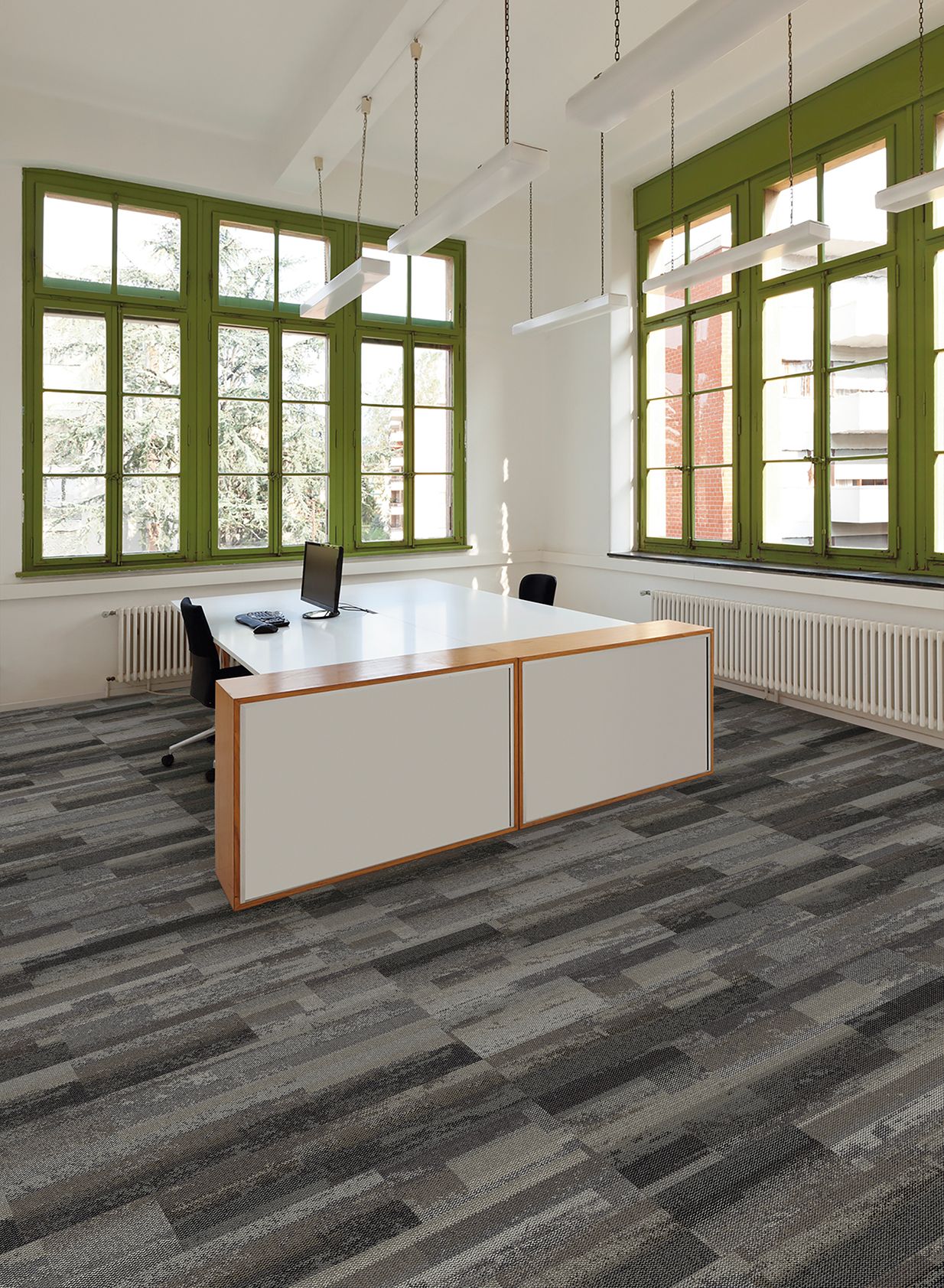 Interface Reclaim plank carpet tile in interior design studio imagen número 6